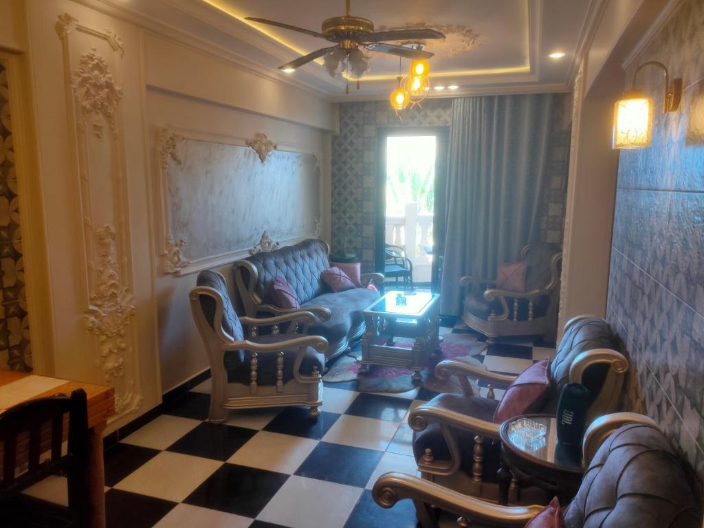 Posezení v ubytování شقه فندقيه علي البحر Hotel apartments next to the sea