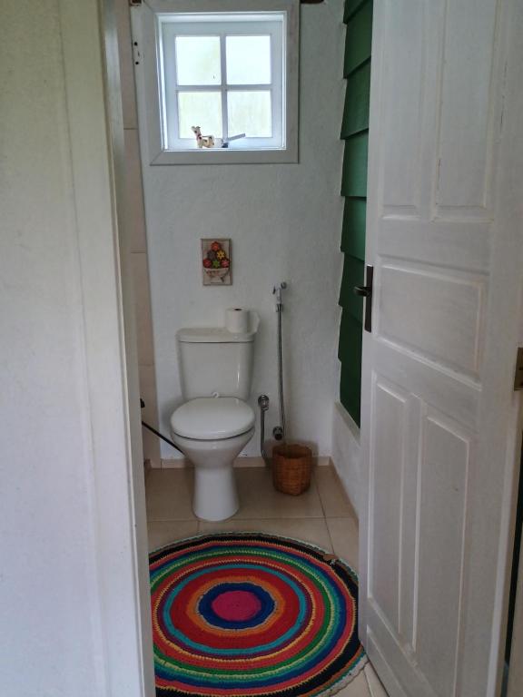 niewielka łazienka z toaletą i oknem w obiekcie Casa Verde w mieście Areal