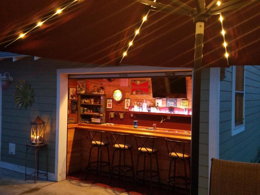Lounge atau bar di Jakers Beach House- personal bar, steps to beach