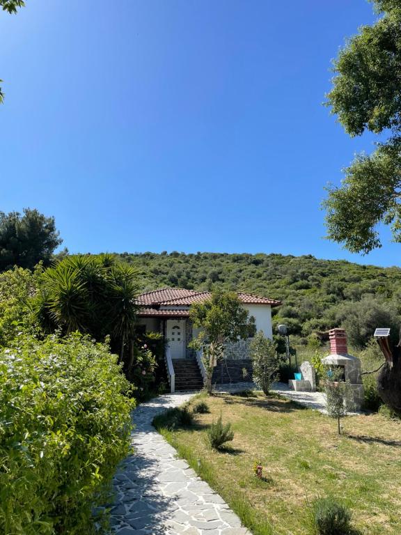 una casa en una colina con un camino en Villa Alexandros, en Ammoulianí
