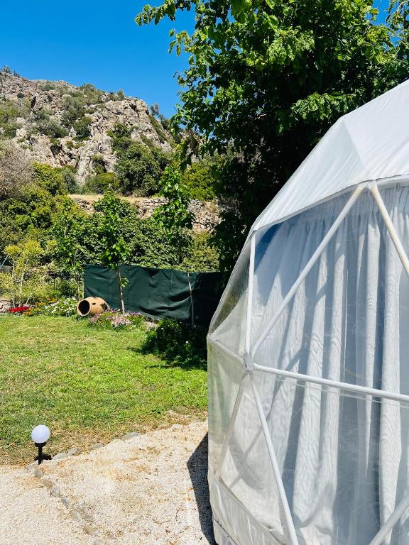 Nespecifikovaný výhled na hory nebo výhled na hory při pohledu z luxury tent