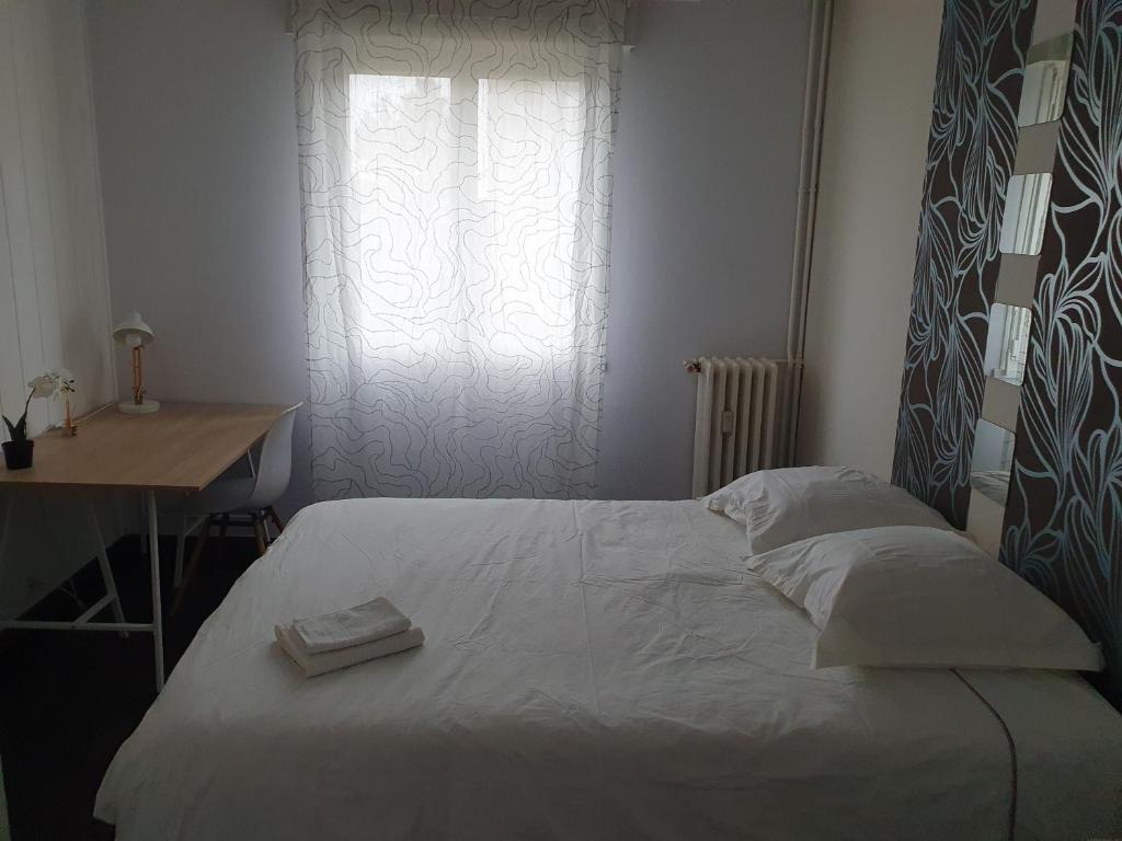Fotografia z galérie ubytovania Appartement lumineux 2 chambres avec parking et Wifi proche tous commerces v destinácii Besançon