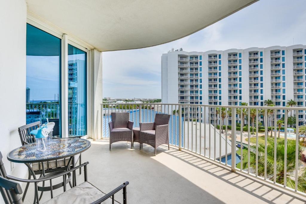 einen Balkon mit einem Tisch und Stühlen sowie Blick auf ein Gebäude in der Unterkunft Palms of Destin Poolside Oasis - Walk to Beach! in Destin