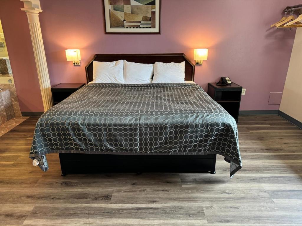 Postel nebo postele na pokoji v ubytování Express Inn-Rahway