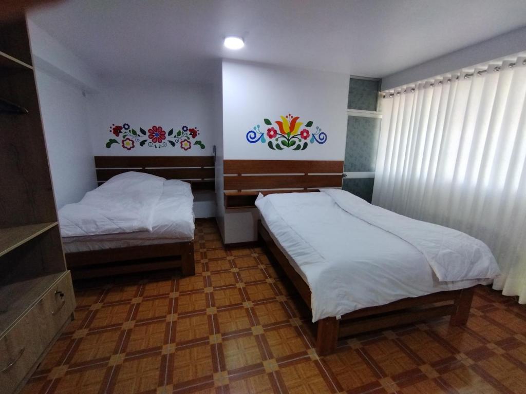 Tempat tidur dalam kamar di Hospedaje Perlaschallay