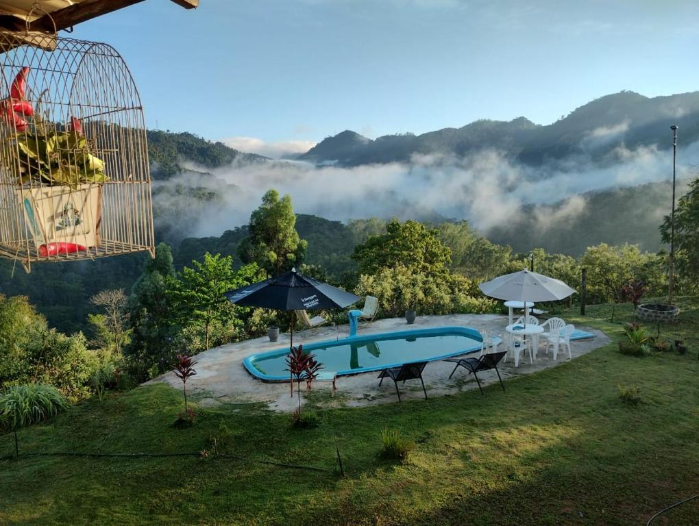a swimming pool with a view of the mountains at CHÁCARA DOMINGOS MARTINS - SANTO GRAAL - Montanhas, Corredeiras, Piscina, Natureza e Paz in Domingos Martins