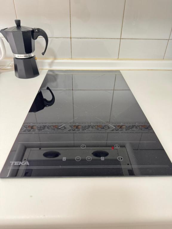 a stove top in a kitchen with a coffee pot at Cabildo 3 in Sanlúcar de Barrameda