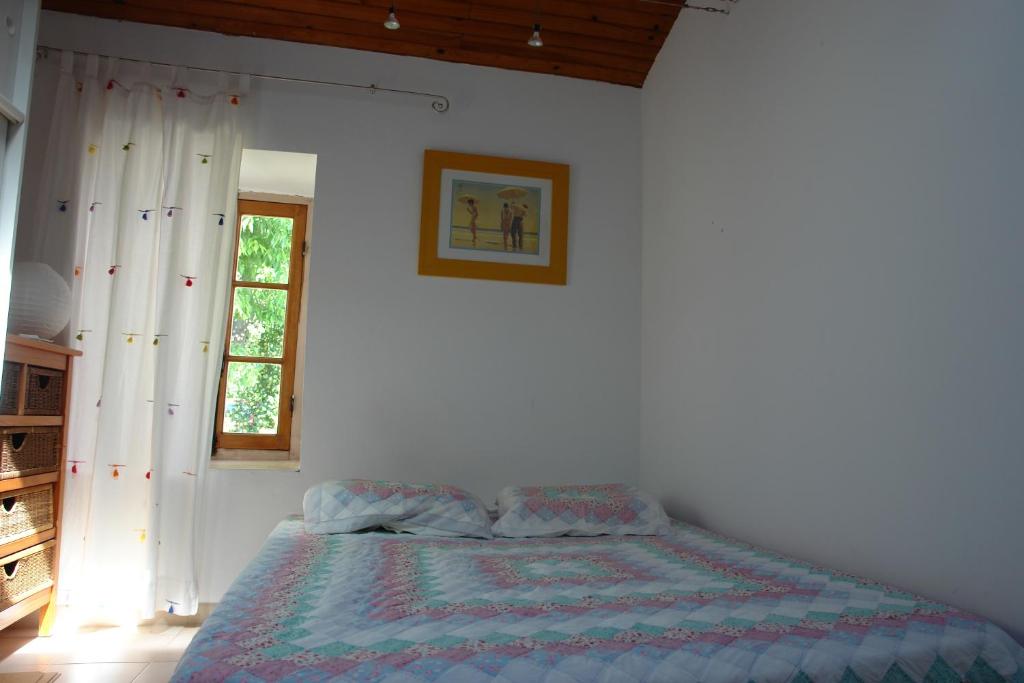 尼姆的住宿－Chambre donnant sur jardin，一间卧室设有一张床和一个窗口