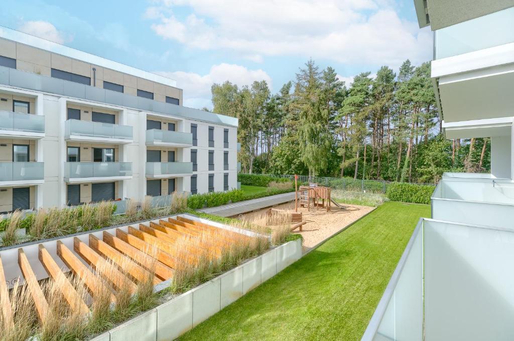 vista esterna di un edificio con giardino di Platinium Boho Holiday - Rewal z widokiem na morze przy plaży a Rewal