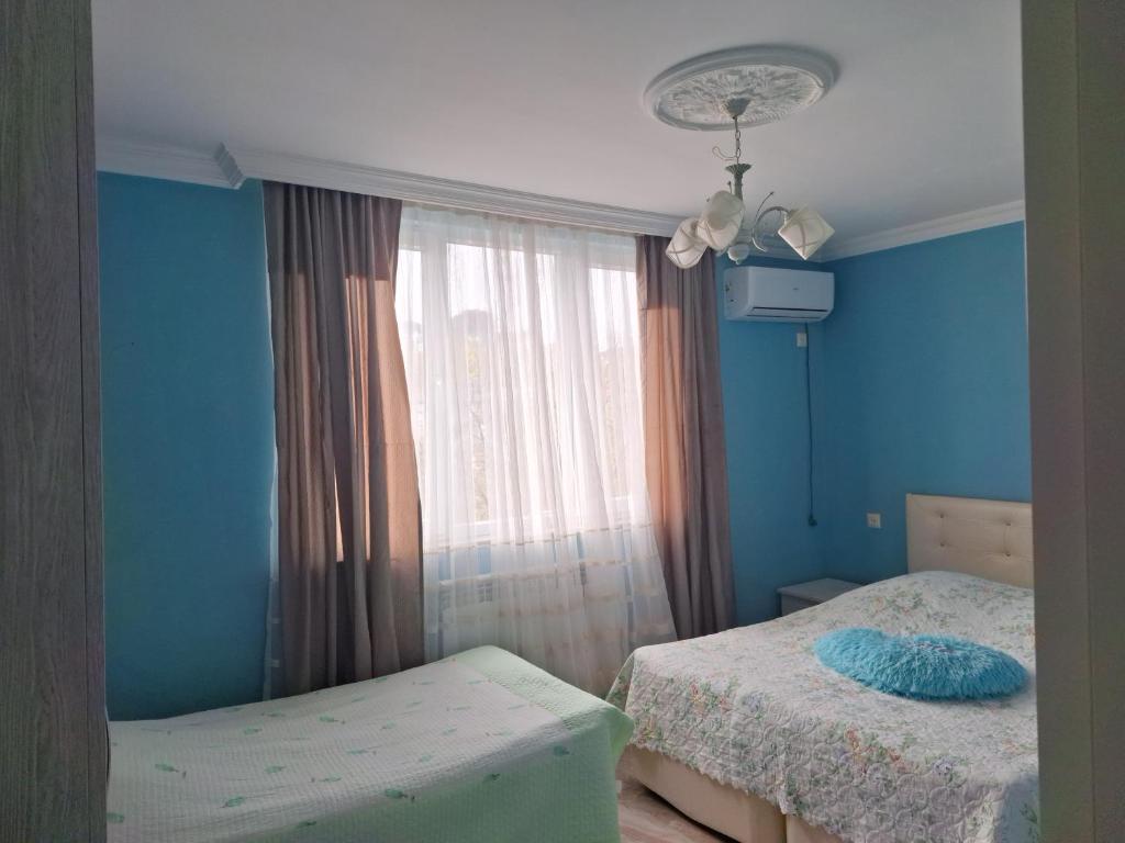 1 dormitorio con 2 camas individuales y ventana en NINO, en Kobuleti