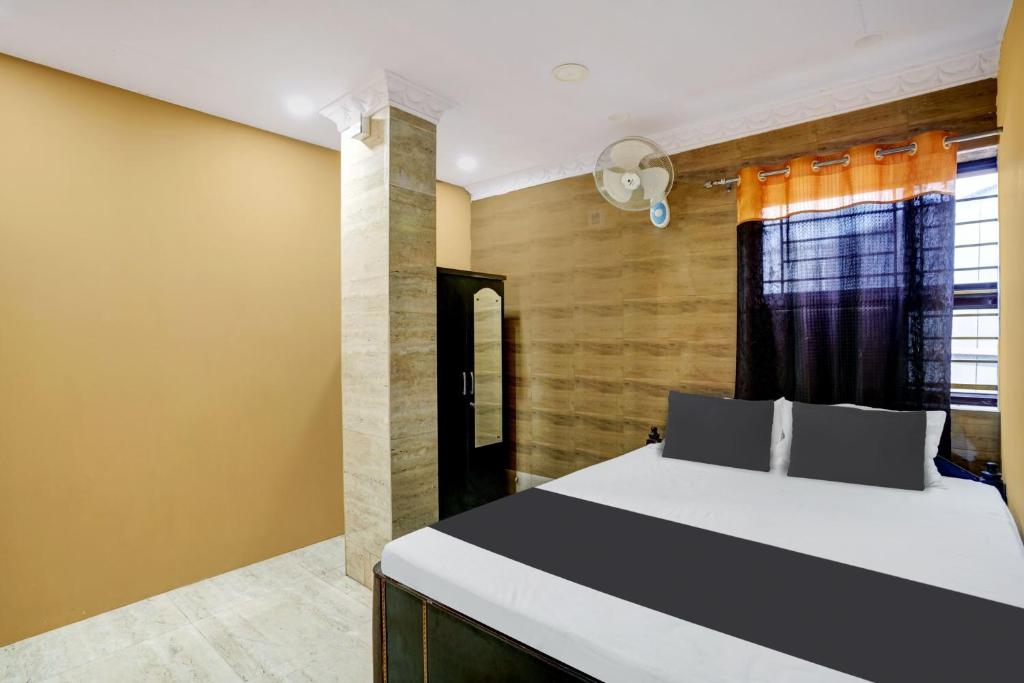 - une chambre avec un lit et une fenêtre dans l'établissement OYO Flagship Hotel Shiva Inn, à Jamshedpur