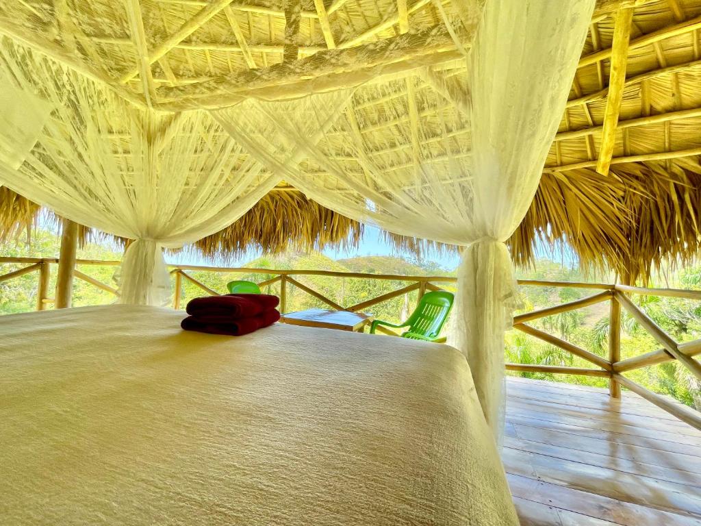 Postel nebo postele na pokoji v ubytování Rancho Romana Treehouse F04