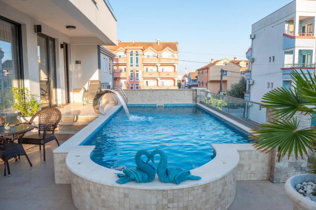 Bazén v ubytování Premium Berlin with Pool nebo v jeho okolí