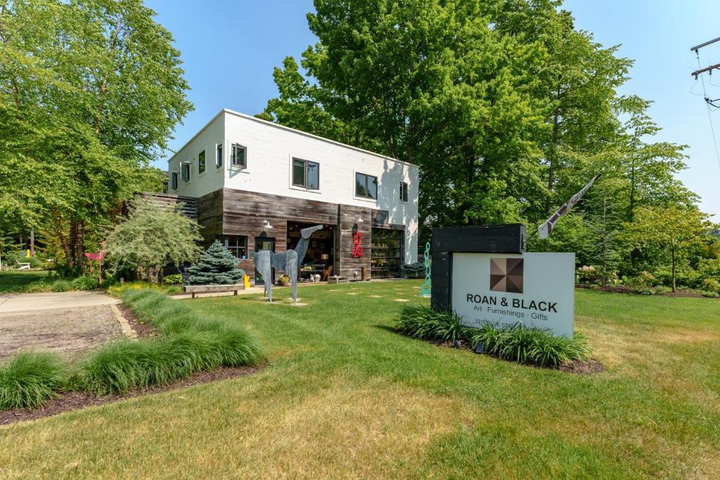 Roan & Black Dog Friendly Above one of the best contemporary