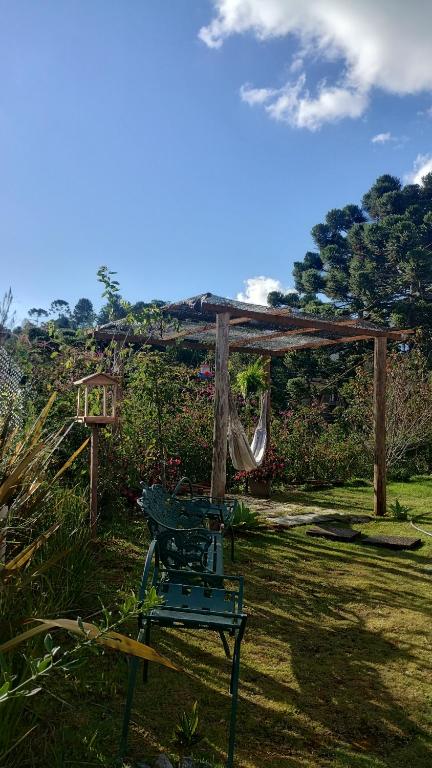 - une aire de jeux avec hamac et balançoire dans l'établissement Casa flores do campo, à Campos do Jordão