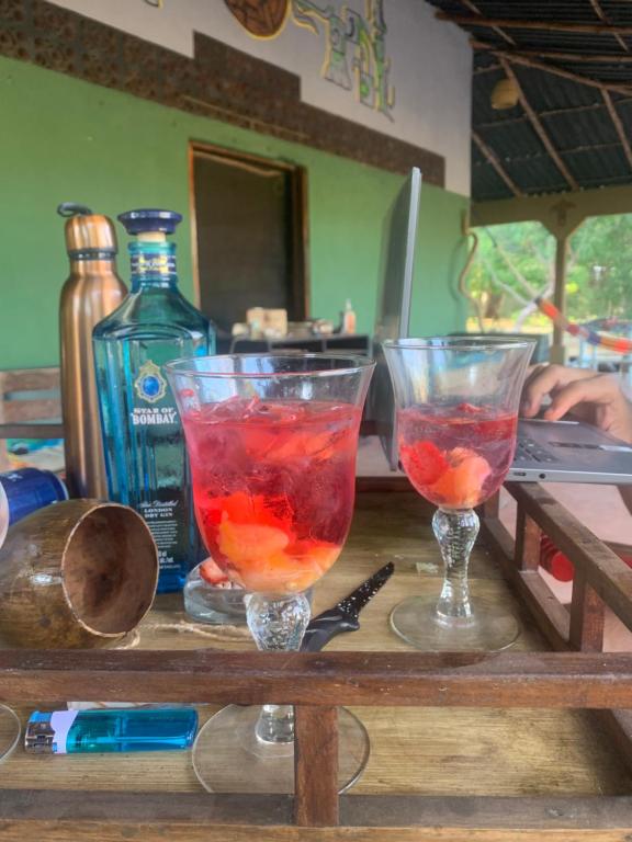 dos vasos con fruta en ellos sentados en una mesa en La Coquera, en Jucuarán