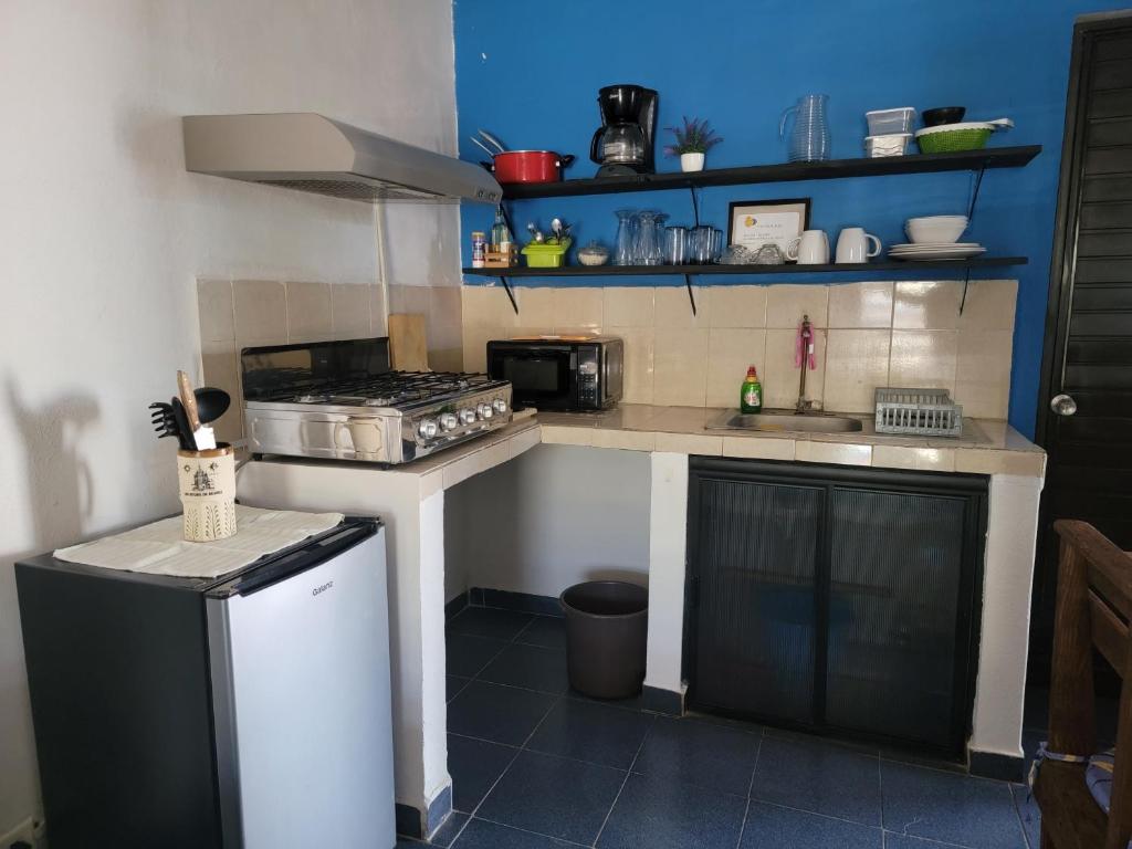 een kleine keuken met een fornuis en een spoelbak bij Casa LUNA in Misiones de La Paz