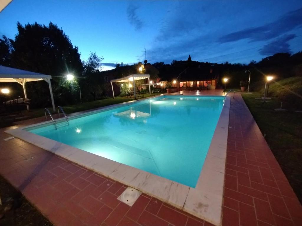 una grande piscina di notte di Al Sangallo Agriturismo a Montecarlo