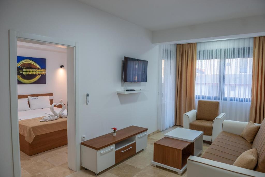 TV a/nebo společenská místnost v ubytování Premium Berlin with Pool
