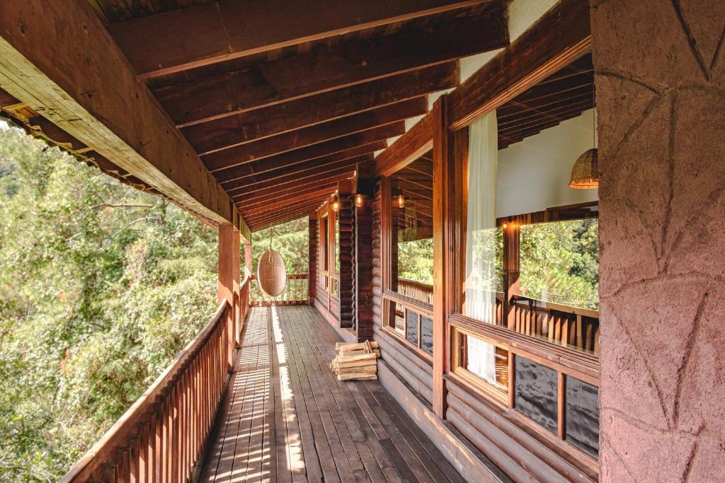 Balkón nebo terasa v ubytování Zirahuen Forest and Resort