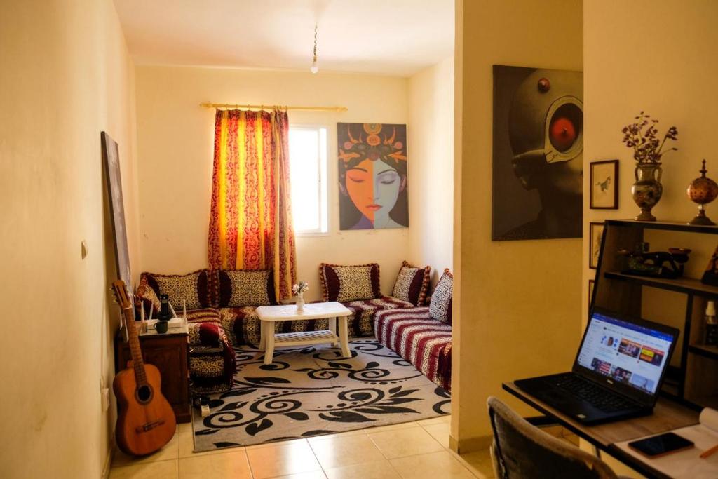 TV a/nebo společenská místnost v ubytování Room in Agadir Morocco