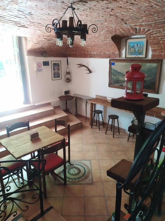 restauracja ze stołami i krzesłami w pokoju w obiekcie La Ghita w mieście Sparone