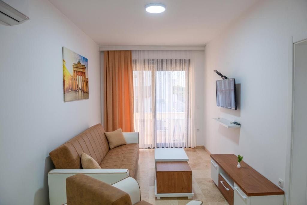 TV a/nebo společenská místnost v ubytování Premium Berlin with Pool