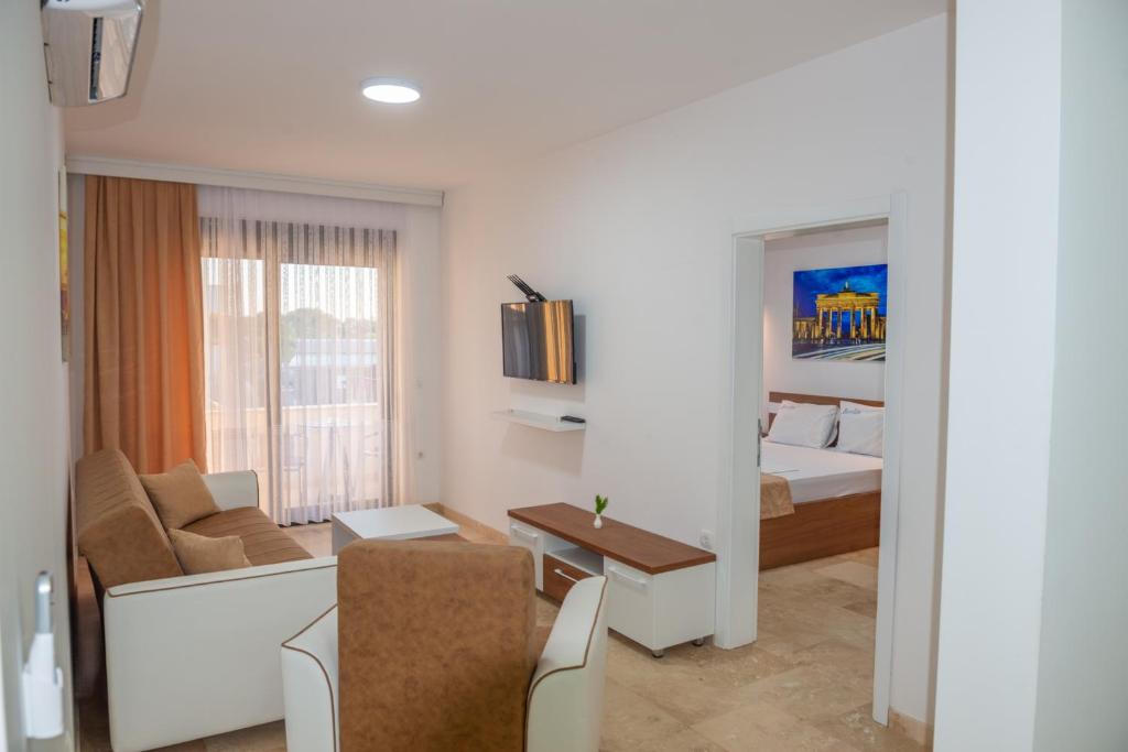 TV a/nebo společenská místnost v ubytování Premium Berlin with Pool