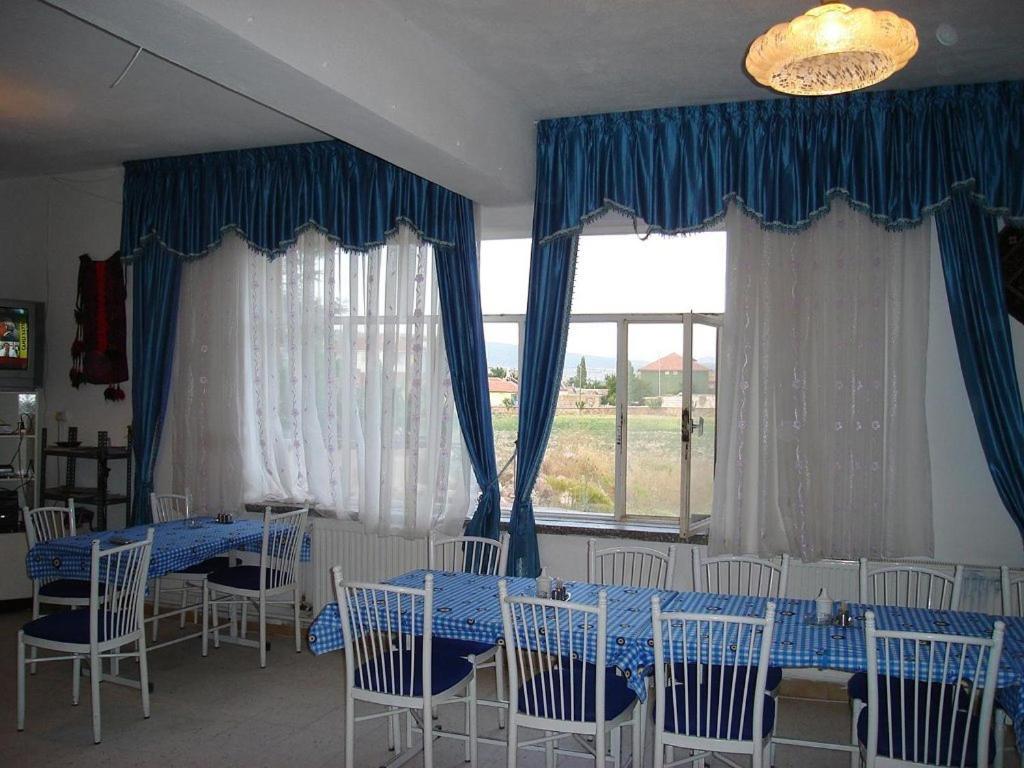 A seating area at Akar Hotel