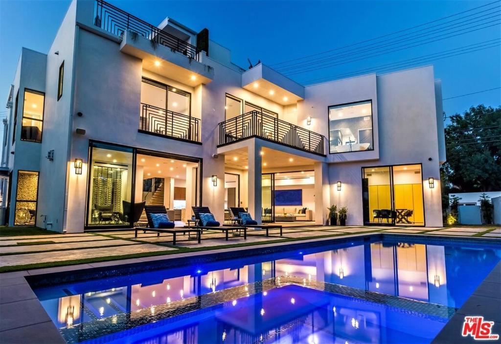 una casa con piscina frente a ella en La Jolla Hotel & Resorts, en Los Ángeles