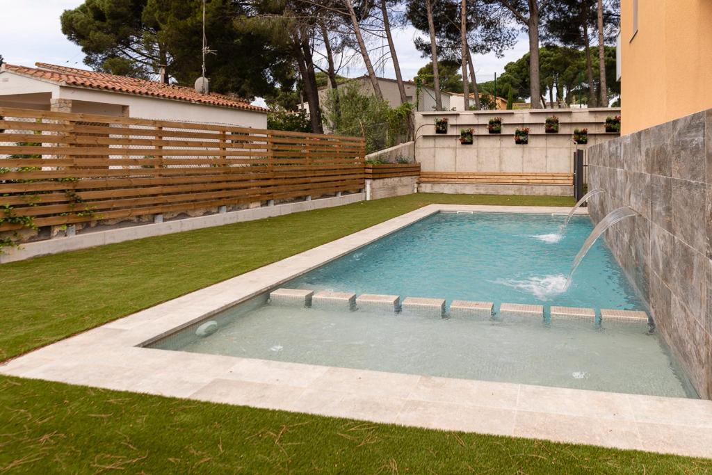 Bazén v ubytování Albana Apartaments Turístics nebo v jeho okolí