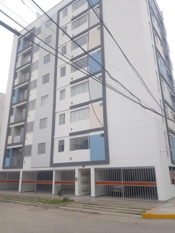 ein Apartmenthaus mit einem großen Fenster in der Unterkunft La Huaca Los Olivos - Departamento in Lima