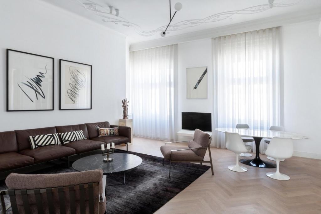 een woonkamer met een bank en een tafel bij München ganz zentral in München