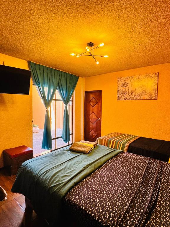 - une chambre avec un lit et une fenêtre dans l'établissement Hotel Diamantes, à Orizaba