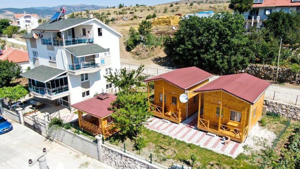 - une vue sur une maison et un bâtiment dans l'établissement Şahan Apart, à Gökçe