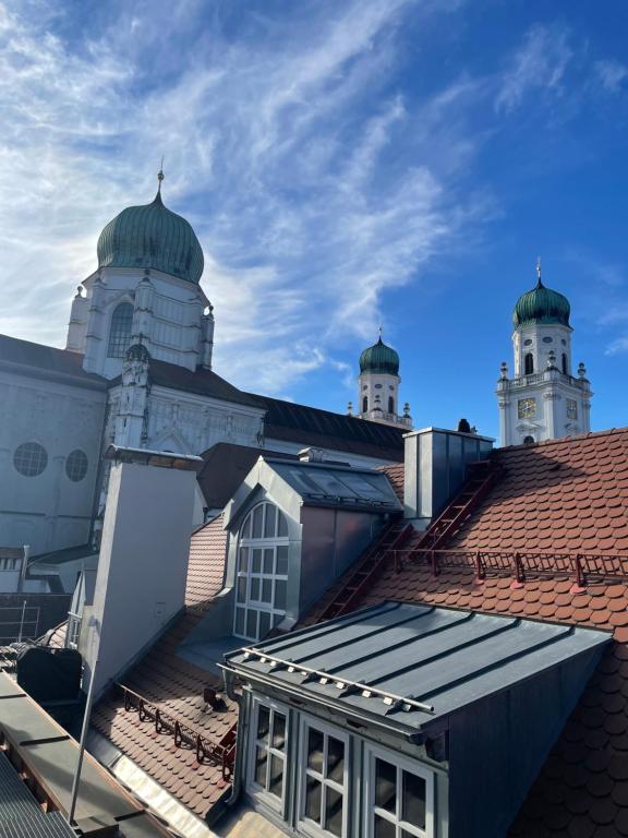 vistas a los tejados de un edificio con cúpulas en 24-7 Apartment Passau en Passau