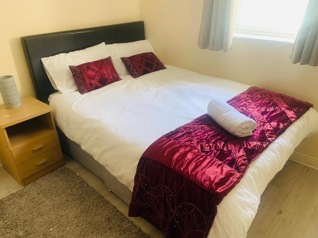 Postel nebo postele na pokoji v ubytování Sea view Flat Cobh
