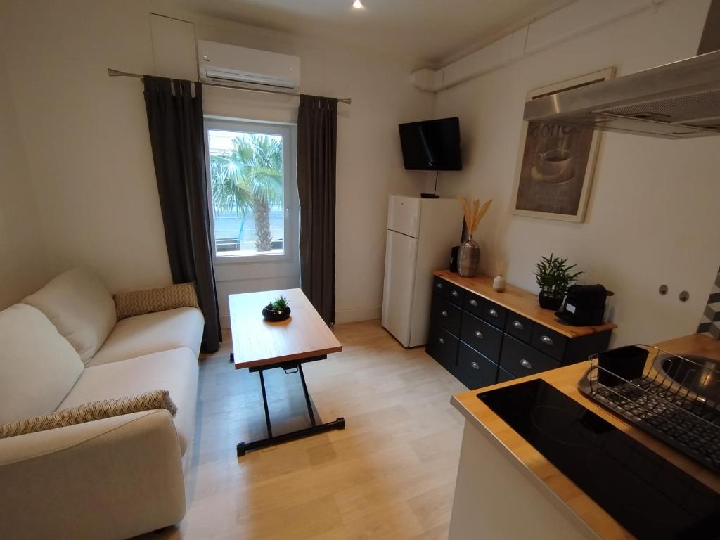 un salon avec un canapé et une table dans l'établissement 2 pièces Cannes centre, à Cannes