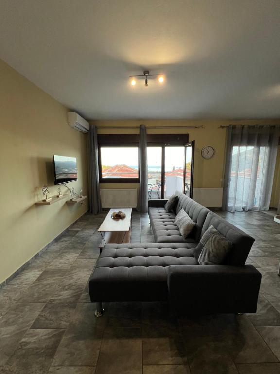 een woonkamer met een bank en een tafel bij Penelope's apartment ΙΙΙ in Potamiá