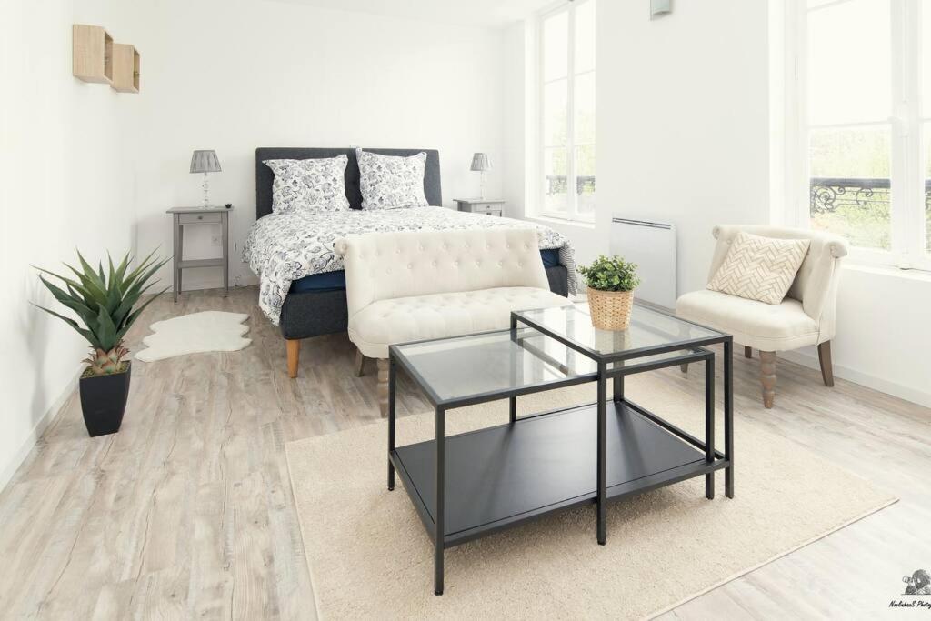 - un salon avec un lit et une table basse dans l'établissement La résidence Jeanne d'Arc 4, Troyes-France, à Troyes