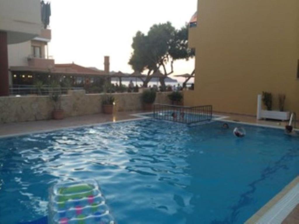 Bazén v ubytování Vetoulas Suites n Studios in Stalos beach nebo v jeho okolí