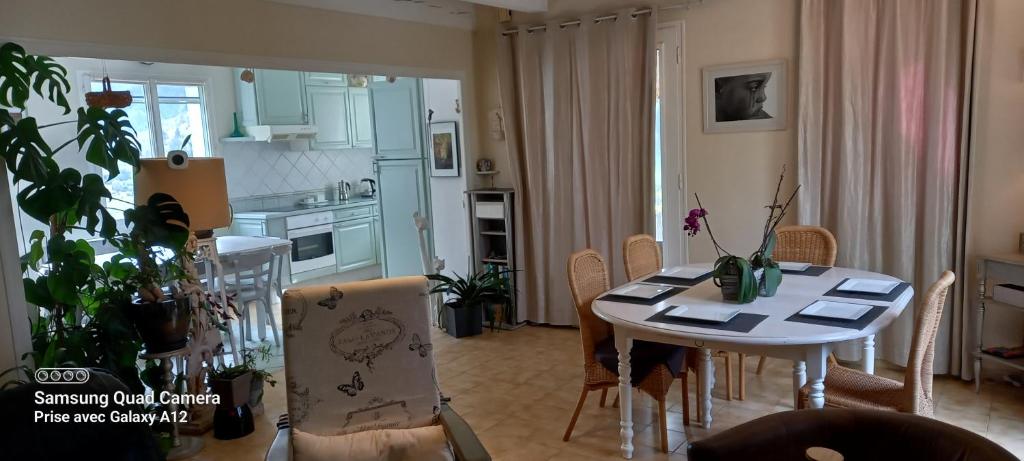 Kuchyň nebo kuchyňský kout v ubytování Malpas125 chambres
