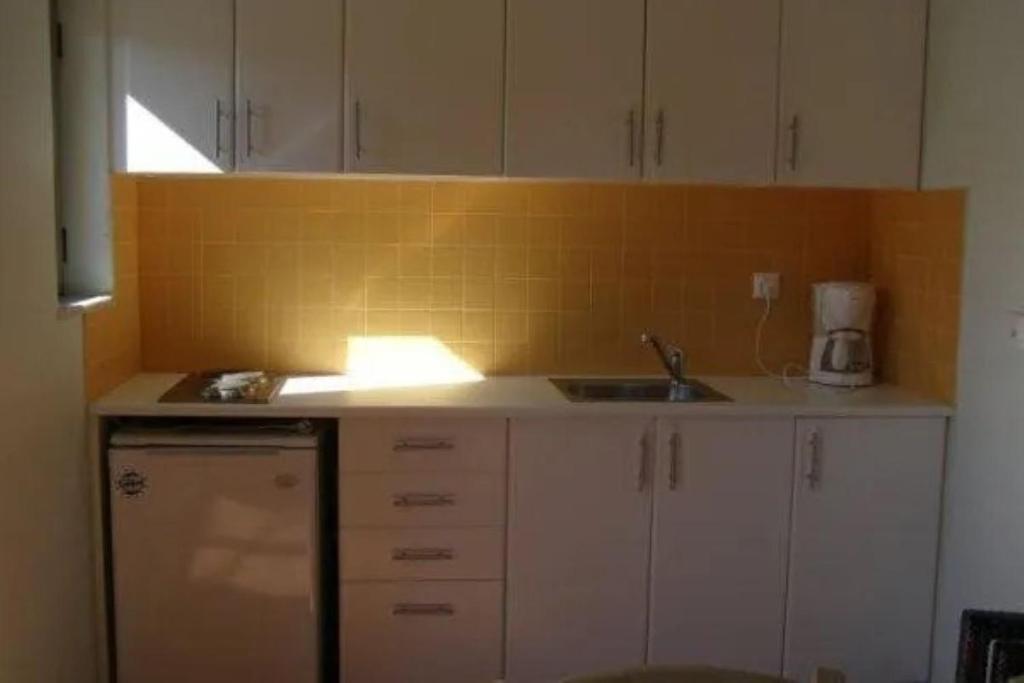 Kuchyň nebo kuchyňský kout v ubytování Vetoulas Suites n Studios in Stalos beach
