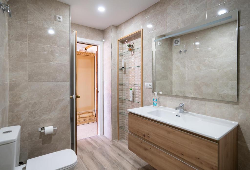 貝納爾馬德納的住宿－"Suite" Habitacion extra Large con baño privado en Benalmadena，一间带水槽、卫生间和淋浴的浴室