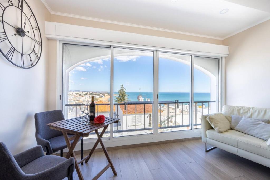 uma sala de estar com vista para o oceano em Vista Mar e Terra em Albufeira