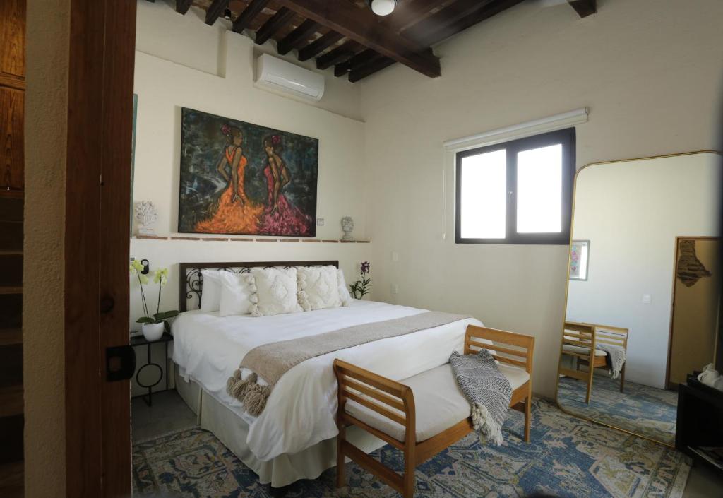 Postel nebo postele na pokoji v ubytování Orchid House San Miguel de Allende