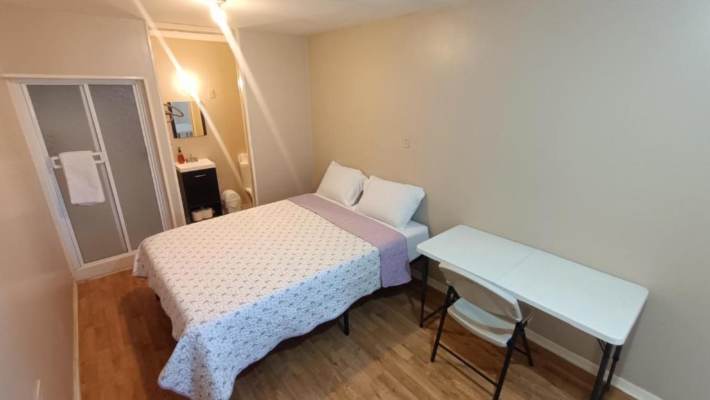 a small bedroom with a bed and a desk at Loft o departamento completo #2 in Ciudad Juárez