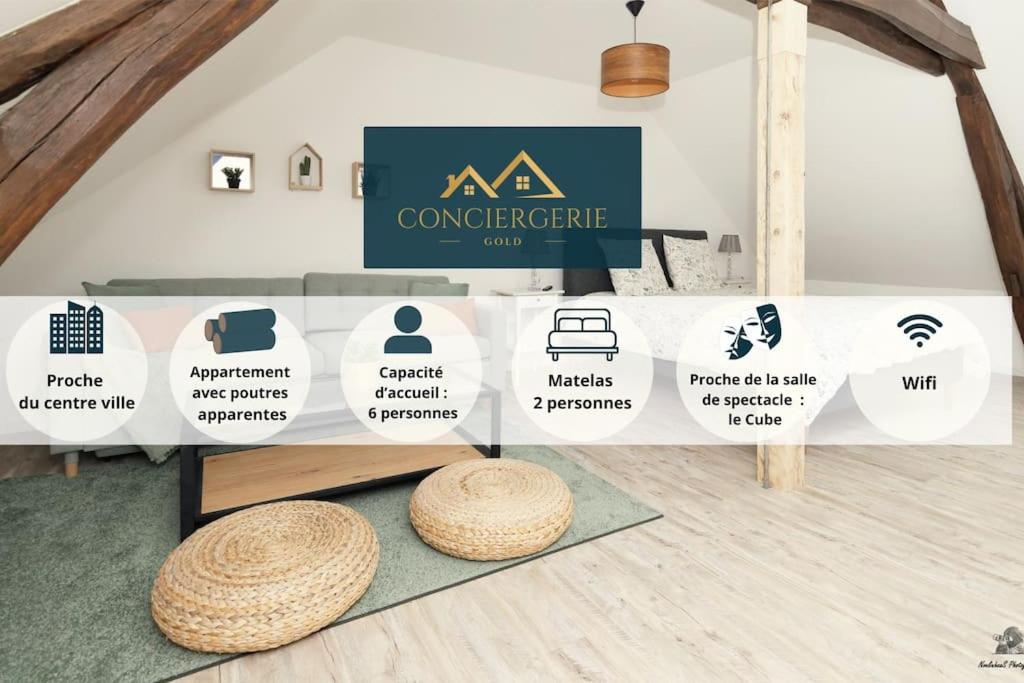 une table avec des chapeaux sur le sol dans une pièce dans l'établissement La résidence Jeanne d'Arc 6, Troyes - France, à Troyes