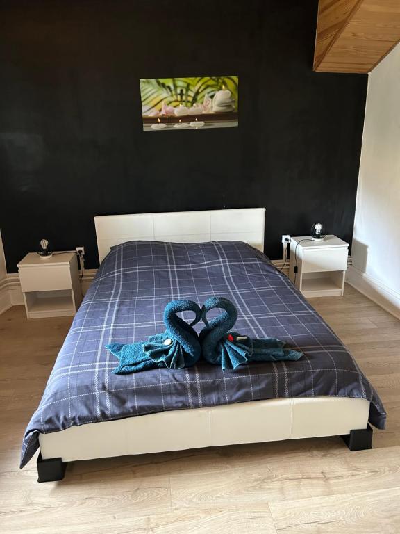 Un dormitorio con una cama con dos toallas encima. en La Maison De Nelly labellisé 3*, en Mouzon