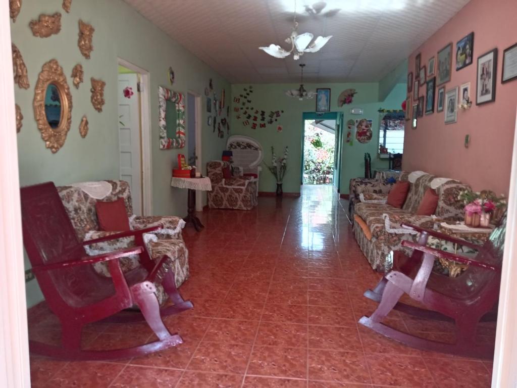 una sala de estar con sofás y sillas. en Villa la paz, en El Valle de Antón
